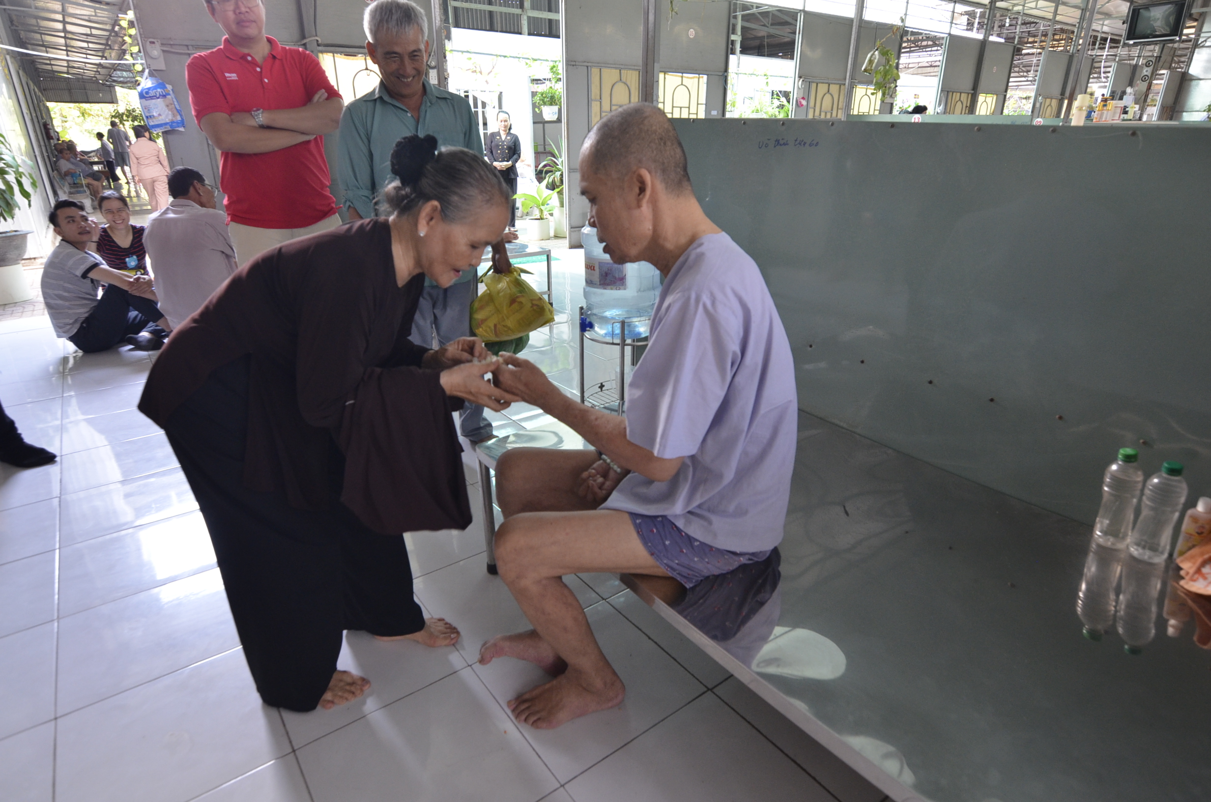 Khám bệnh cho thuốc các cụ già